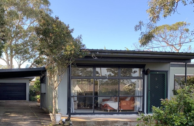 Quintessential Aussie holiday home nested between beach and bay.