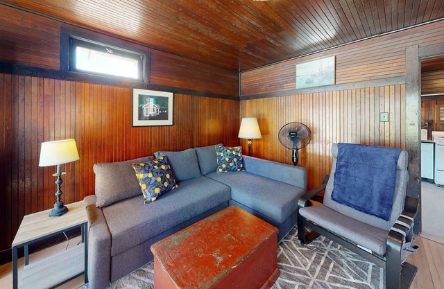 Quintessential Martha's Vineyard cottage with yard/patio - walk to Inkwell Beach