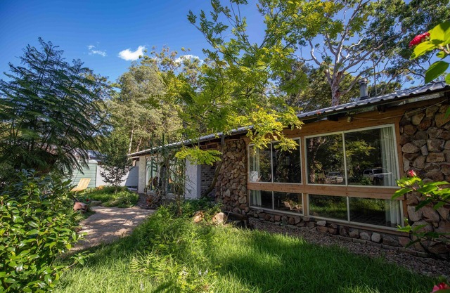 Quirky 4-bedroom home with gardens, wildlife, privacy, peace - 4 mins to beaches
