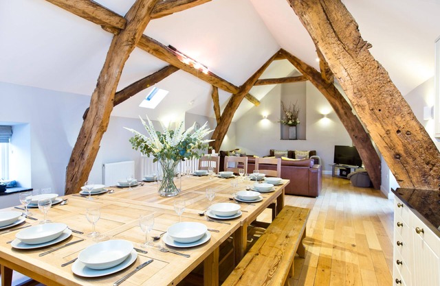Quirky barn conversion, sleeps 8 in 4 bedrooms, near to the High Peak Trail.