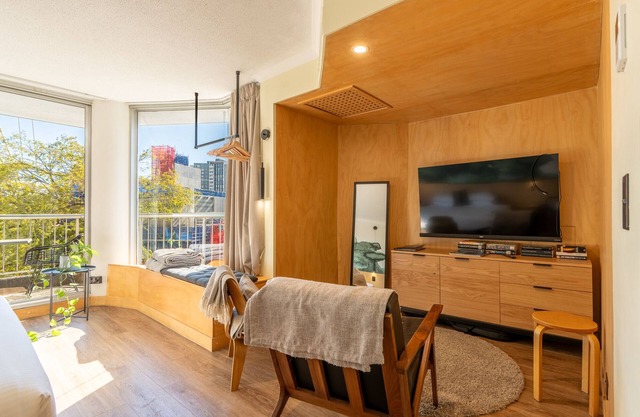 Quirky CBD 1-Bed with Pool, Sauna and Balcony