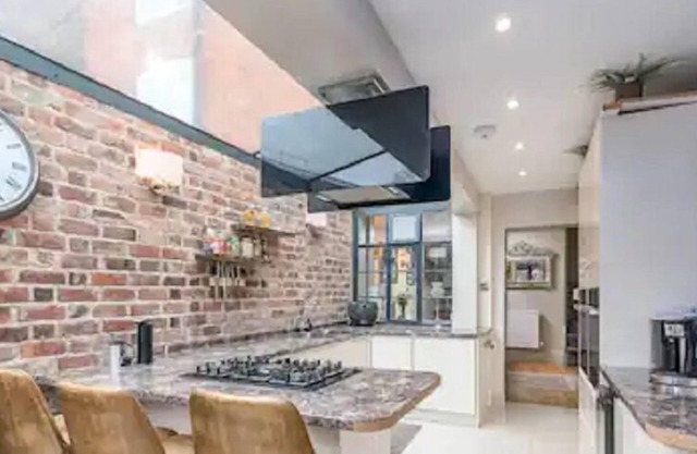 Quirky listed 3 Bedroom town house by Warwick castle