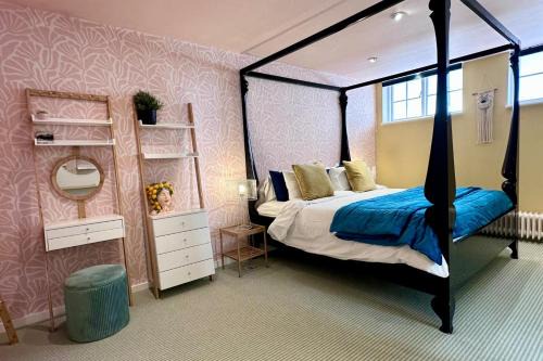Quirky Seaside Family Cottage walk to the waves!