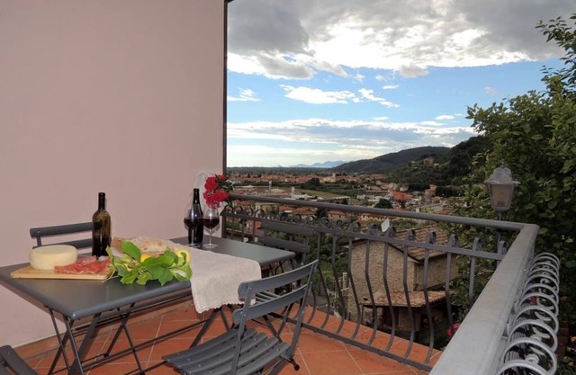 Quite, exclusive apartment, sea view, garden with bbq, equipped terrace