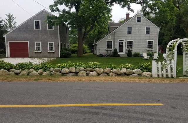 Quivet Neck Beauty - walk to coveted Sea Street Beach!