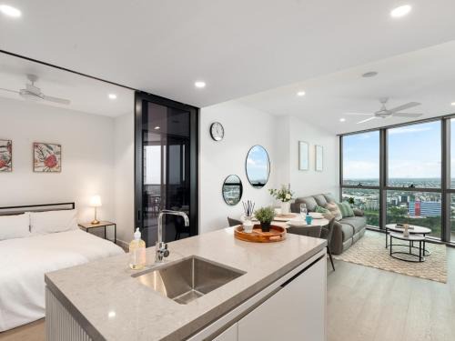 QW Riverside Luxe Apartments by Independent Host
