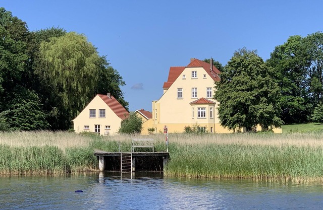 Rügen Ferienwohnung 8 am Wasser Gut Grubnow mit WLAN und Sauna