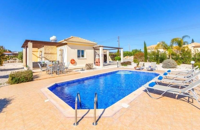 R 5002 Villa Andreas with Dining Facilities,Comfortable Seating & Dishwasher.