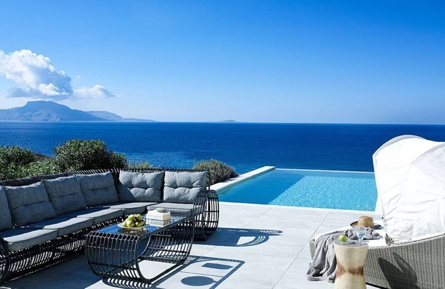 R 561 Infinity Villa with Private Pool Air Con Free WIFI