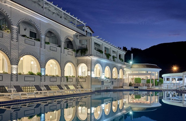 R 820 Superior Suite with Outdoor Private Jacuzzi Maid Service Breakfast Included