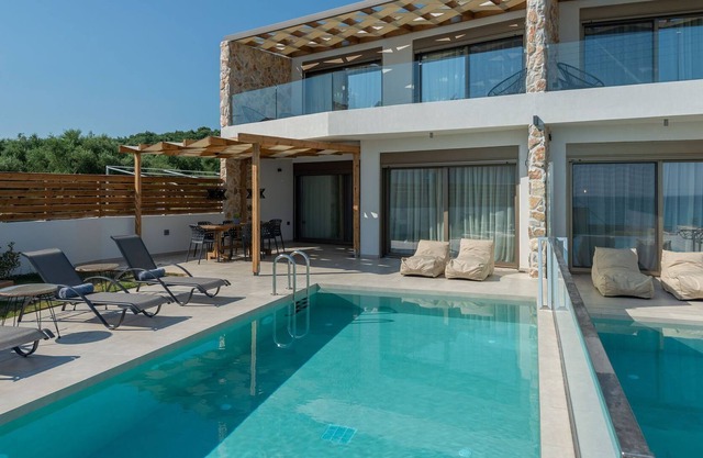 R 895 Beach Villa with Private Pool and Sea view BBQ Area Walking distance to the Beach.