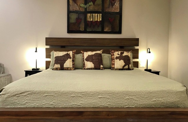 R and R Hideaway, A Cozy Lakeside Suite