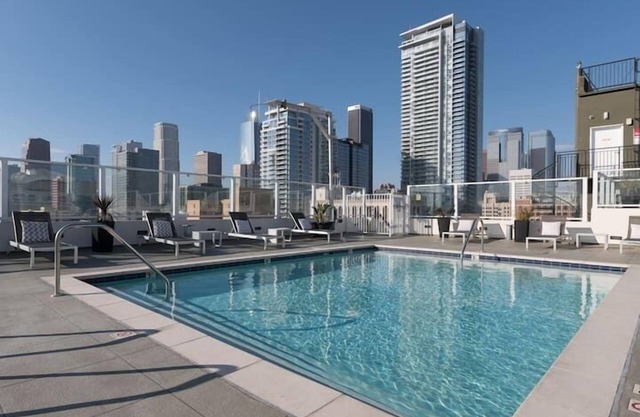 R-Glam Chic Condo-City Views-Rooftop Pool & Spa