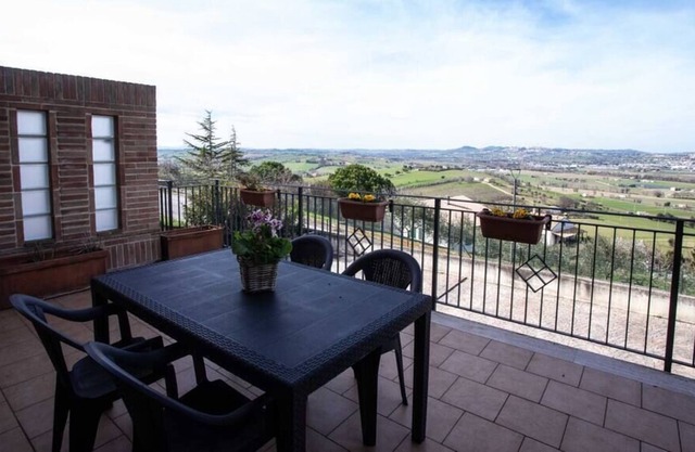 R01 - Recanati, portion of villa on several levels with garden