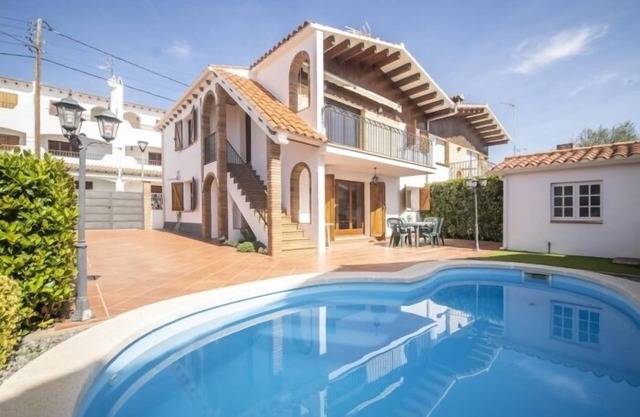 R145 Villa en Roda de Bera