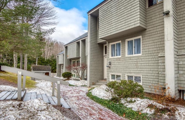 R18 Affordable Ski-in Ski-out Bretton Woods Townhome mountain views