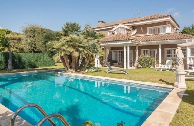 R60 Villa con jardín y piscina
