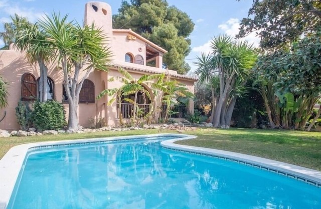 R84 Villa con Piscina y pista de Tenis