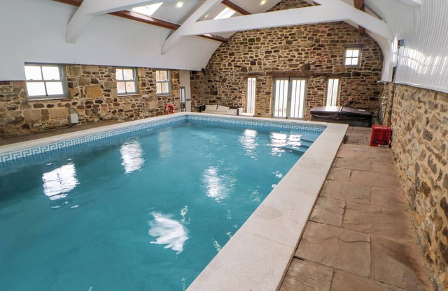 RABY COTTAGE, pet friendly, with pool in Wolsingham