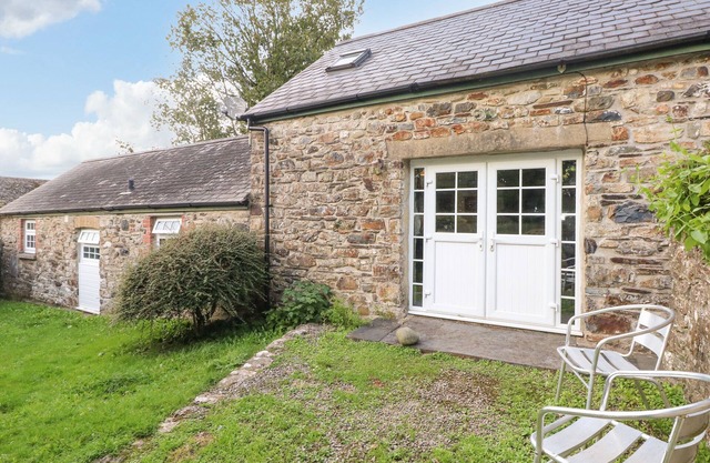 RAFTERS COTTAGE, pet friendly, with pool in Maenclochog