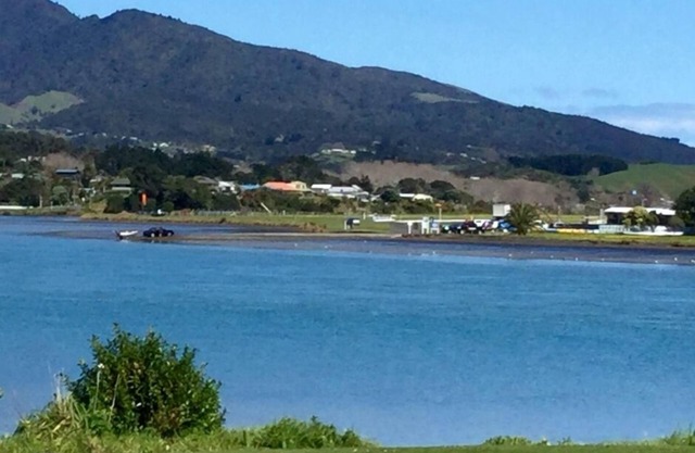 Raglan Holiday Home - Water and Mountain Views