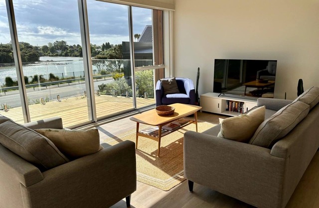 Raglan Retreat With Water Views