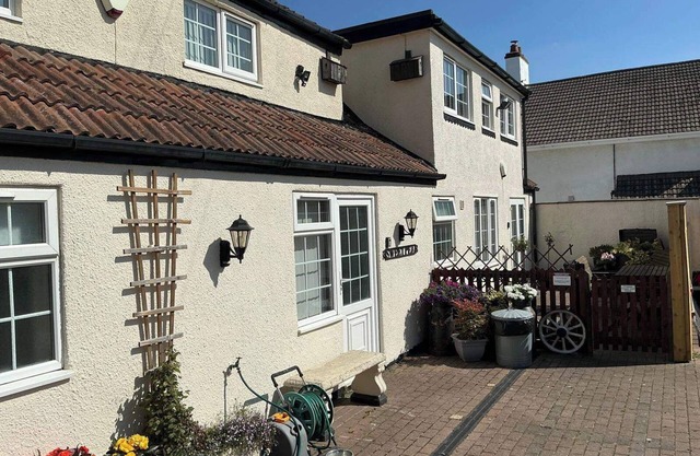 Rain Hill Cottage - Sleeps 4, Parking & Pets Ok