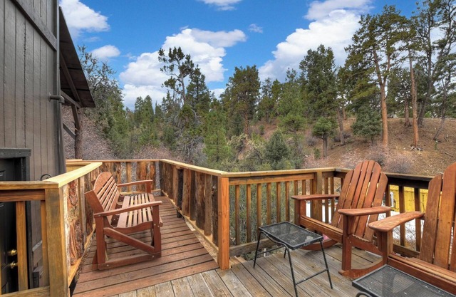 Rainbow Bear by Destination Big Bear : Secluded Dream Cabin with Peace & Tranquility in a Quiet Location! Air Conditioning!