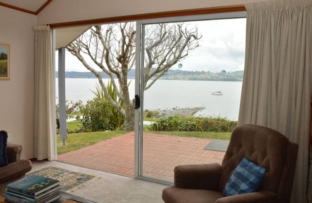 Rainbow Drive · Lakefront prime location in Rainbow Point - fab!