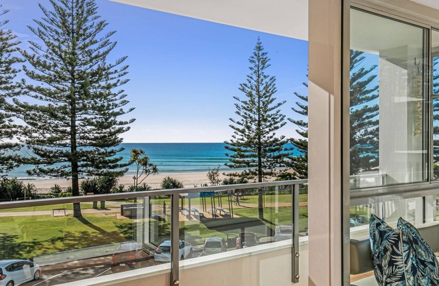 Rainbow Pacific Unit 8- Ocean views over Rainbow Bay Coolangatta with free Wi-Fi