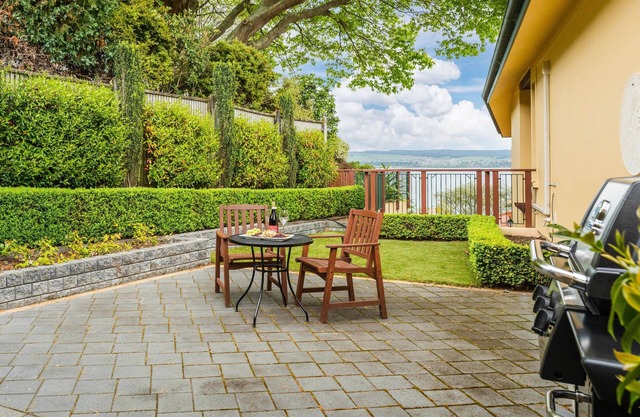 Rainbow Point Lakeside - Taupo Holiday Home