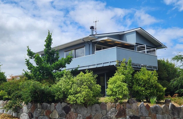 Rainbow Point Pad - Large elevated bach with lake and mountain views, Free WiFi
