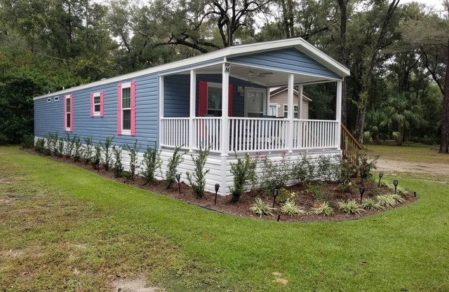 Rainbow River Bungalow Unit M, with quick access to KP HOLE!