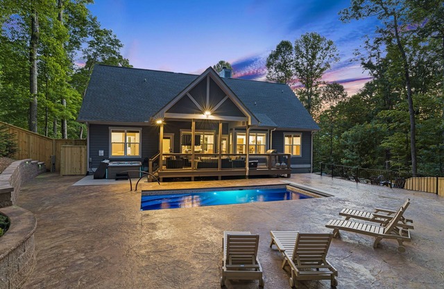 Rainbow’s Edge | Mountain Views, Hot Tub, Game Room & Gourmet Kitchen