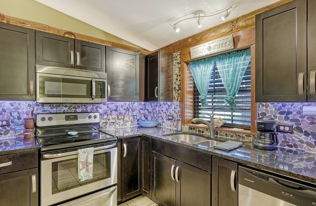 Rainforest Shower, Fireplace, Grill, Private Yard. No Cleaning Fee!