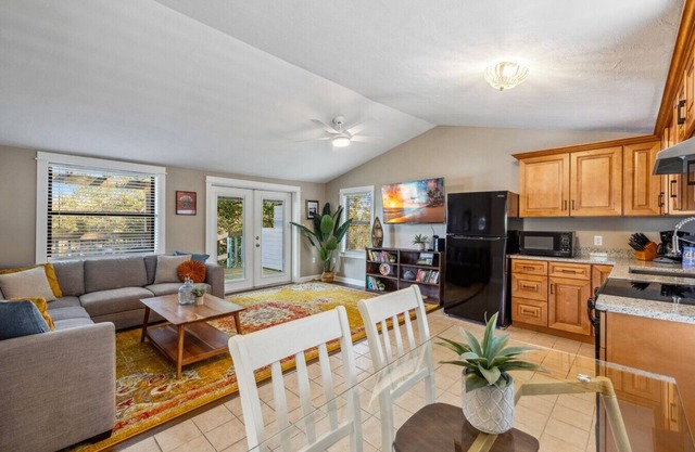 Rains Cottage: Waterfront w/dock and pet friendly!