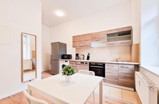 RAJ Living - 1 or 4 Room Apartments - 15 Min to Messe DUS - 10 Min Old Town DUS