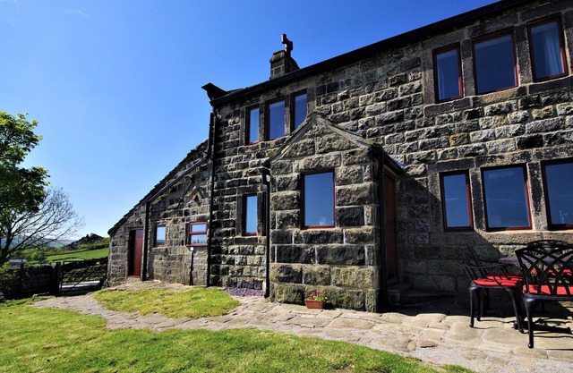 RAKE HEY FARM, pet friendly, character holiday cottage in Todmorden