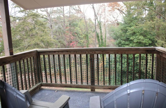 Raleigh North Hills: 1 King Bed & Pool