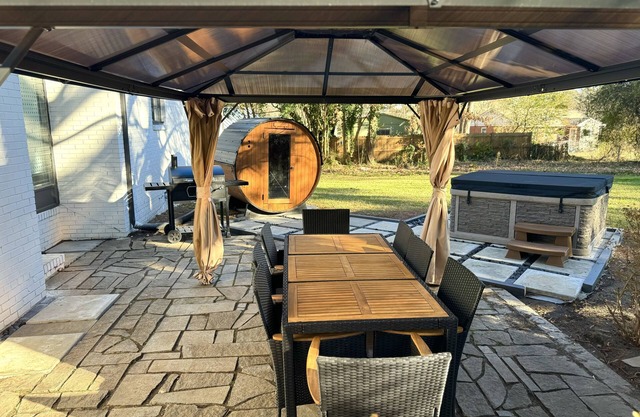 Raleigh Retreat with Sauna+Hot Tub