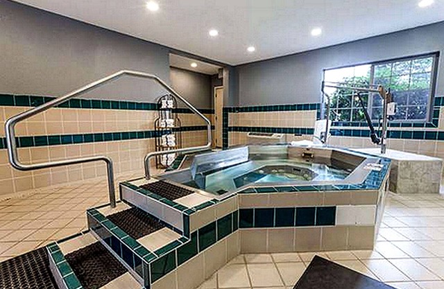 Ramada by Wyndham Portland - Cozy Lodging on I-205 in a bustling Neighborhood