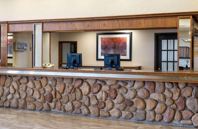 Ramada by Wyndham Thunder Bay Airlane Hotel