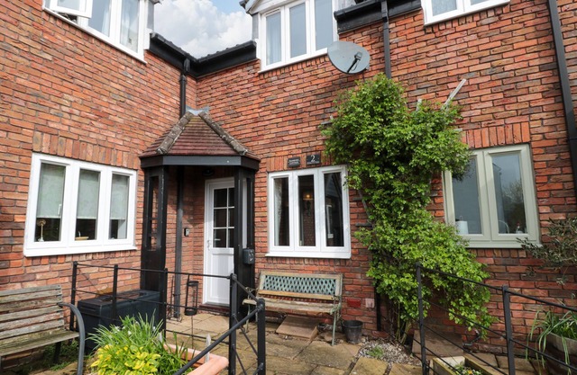 RAMBLERS COTTAGE, pet friendly, character holiday cottage in Sleights