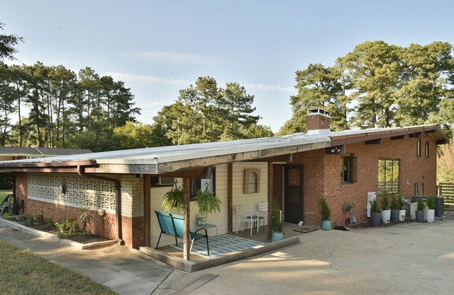 Rambling Raleigh | Central | Golf | <3mi to NCSU + Downtown | Large Unique Space