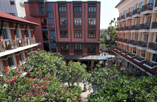 Rambuttri Village Plaza - SHA Extra Plus