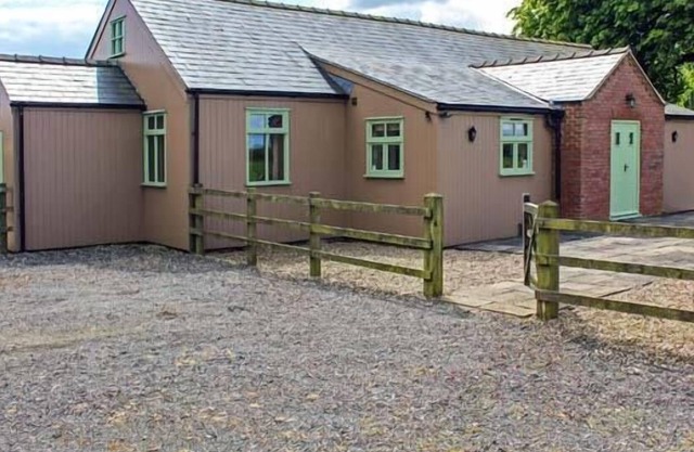 RAMSDEN HALL, character holiday cottage, with a garden in Spilsby
