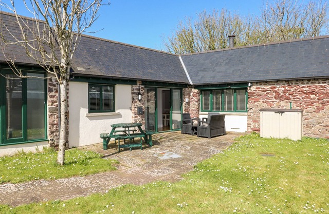 RAMSEY COTTAGE, pet friendly, with a garden in Milford Haven
