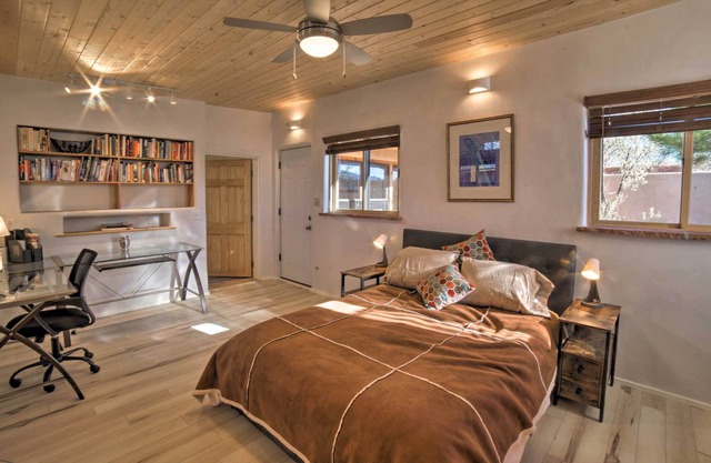 Ranchos de Taos Casita by Downtown & Trails!