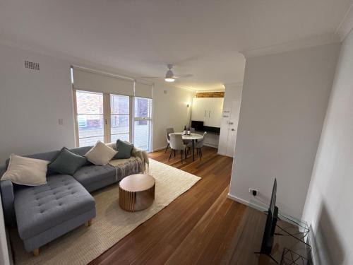 Randwick Shared Apt with Study Desk & Parking