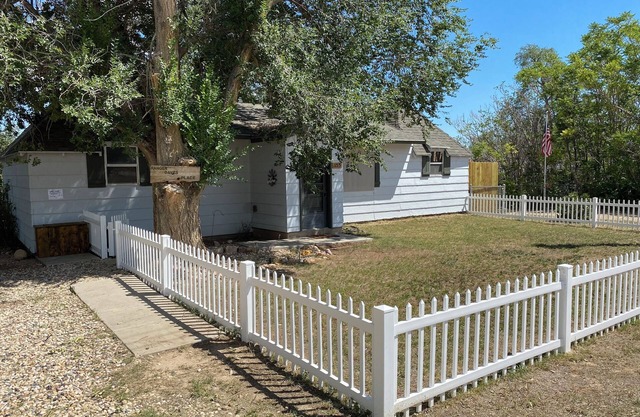 Ranger Dave's Historical Cabins, 15 miles to Bryce 3 bedrooms 2 baths